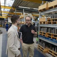 Moritz von Soden im Gespräch in der Produktion